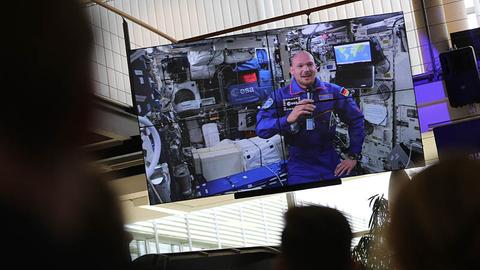 Alexander Gerst ist auf einem Monitor bei der ESA zu sehen. Der deutsche Astronaut beantwortete im Juni 2018 per Videostream Fragen von Journalisten aus der Raumstation ISS heraus.