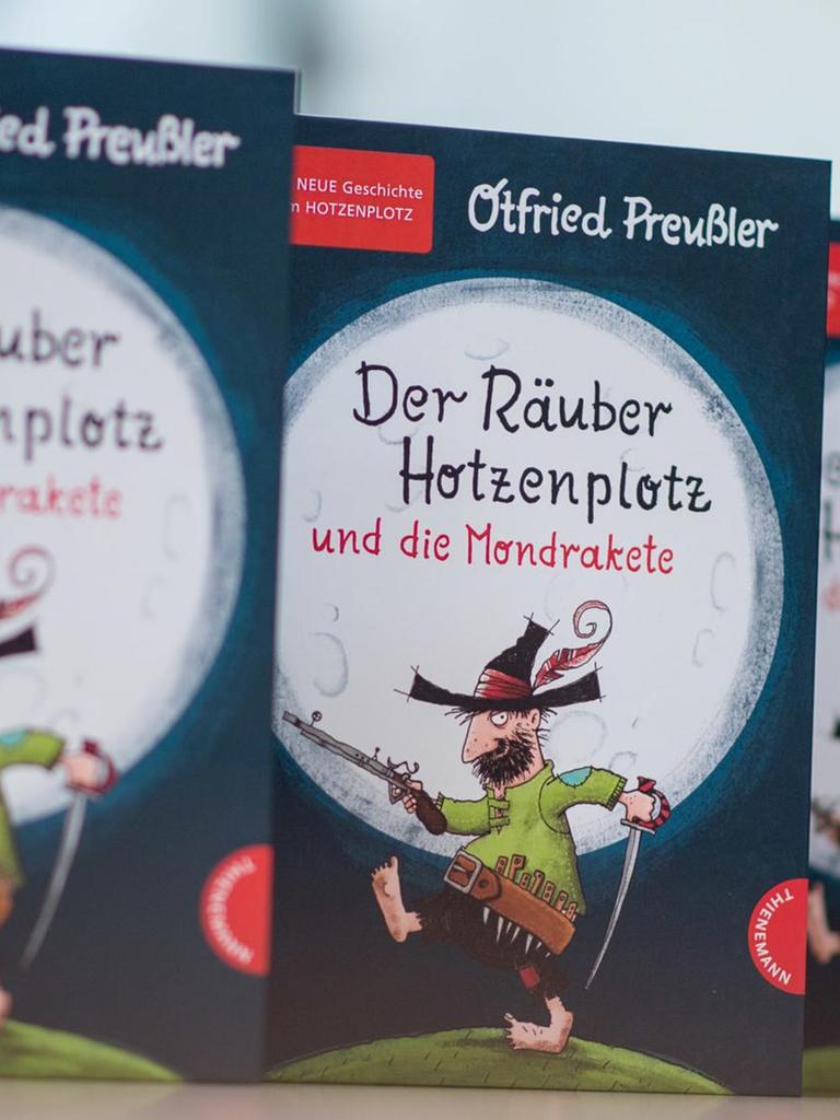 "Der Räuber Hotzenplotz und die Mondrakete" stehen im Verlag Thienemann-Esslinger auf einem Tisch.