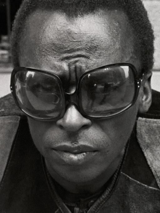 Szene aus der Doku „Miles Davis: Birth of the Cool“: Der Musiker mit einer großen Sonnenbrille blickt in die Kamera