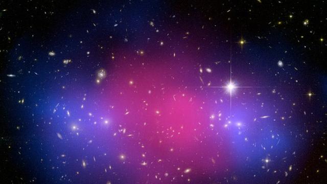 Pinke und violette "Wolken" vor dunklem Sternenhimmel. Dunkle Materie, aufgenommen vom Hubble Space Teleskop und dem Chandra X-ray Observatorium.