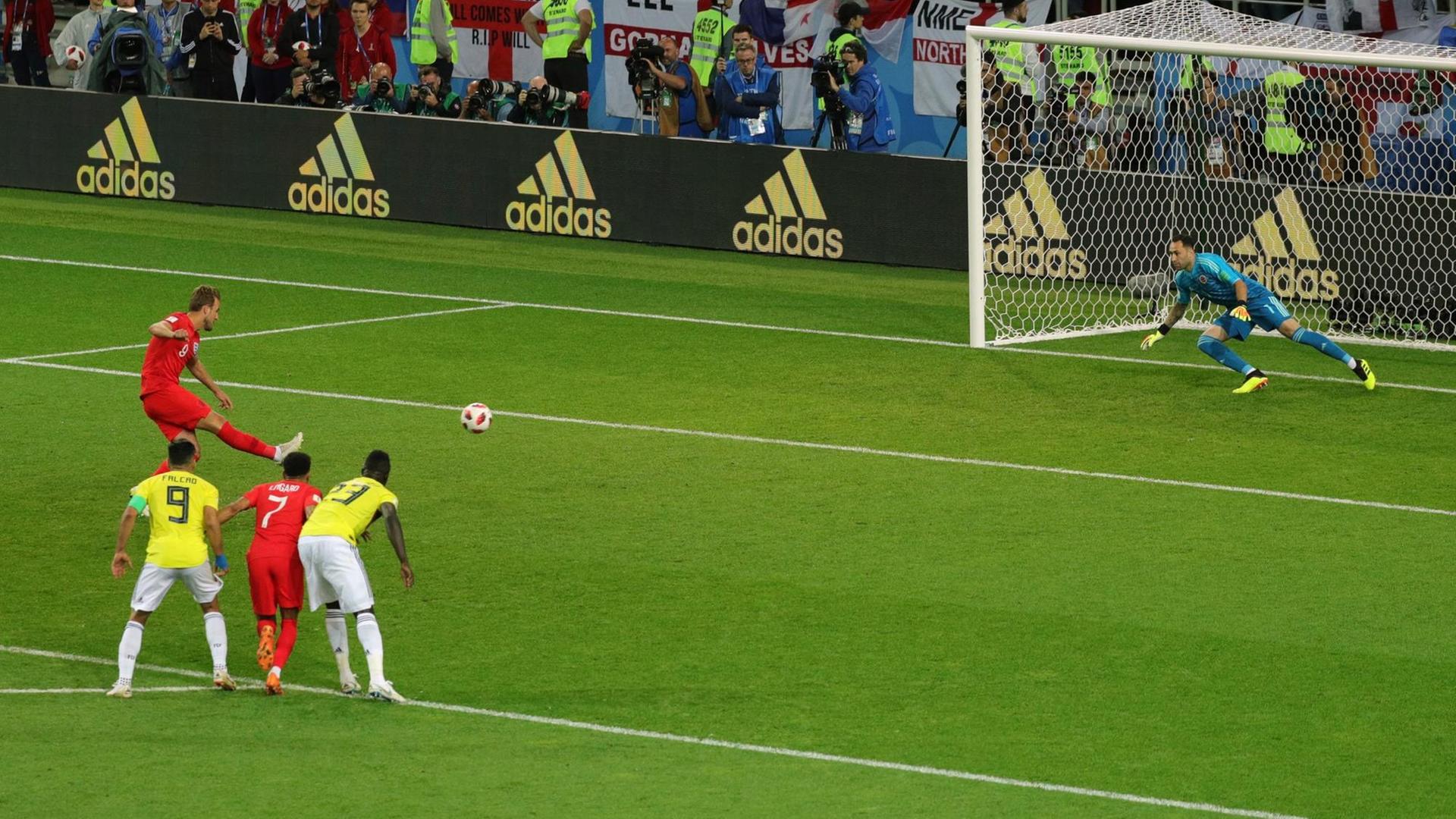 Harry Kane aus England trifft beim Achtelfinale Kolumbien-England im Spartak-Stadion in Moskau per Elfmeter gegen Torwart David Ospina aus Kolumbien zum 0:1