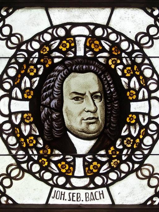 Farbglasfenster mit einem Porträt von Johann Sebastian Bach in der evangelischen Stadtkirche im thüringischen Lauscha