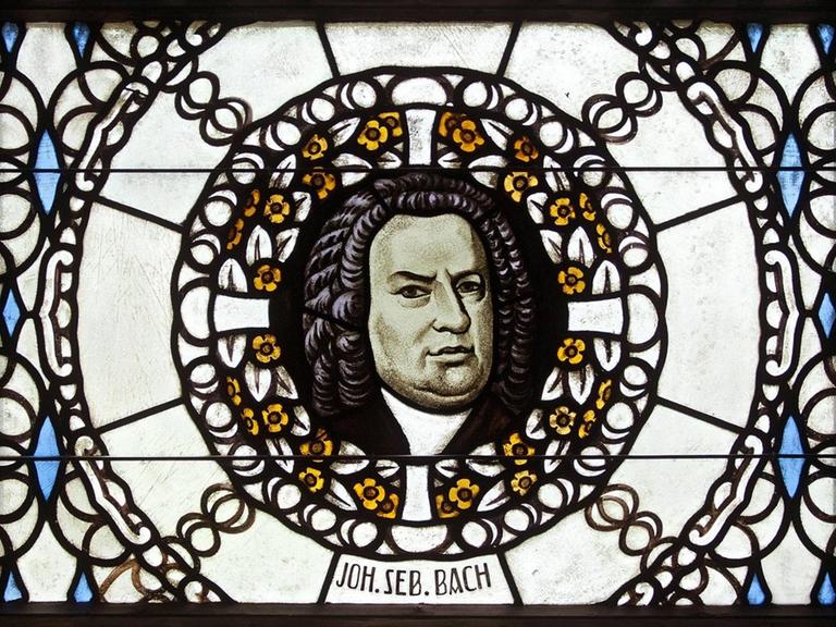 Farbglasfenster mit einem Porträt von Johann Sebastian Bach in der evangelischen Stadtkirche im thüringischen Lauscha