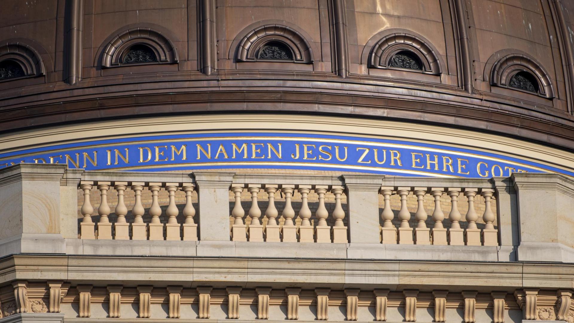Das umlaufende Schriftband an der Kuppel des Humboldt Forums, bei dem man nur einen Teil lesen kann, "im Namen Jesu zu Ehre Gottes". Foto: dpa / Fabian Sommer
