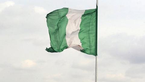Eine nigerianische Flagge flattert im Wind