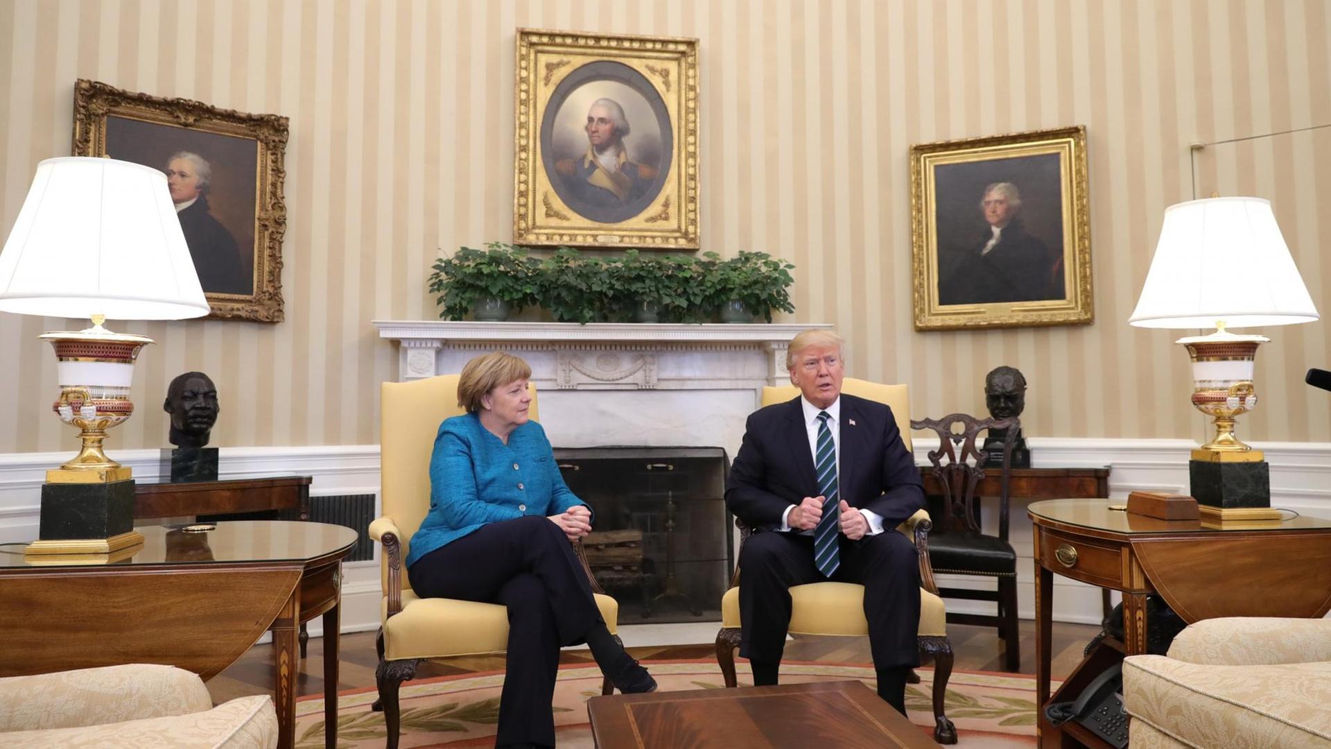 Bundeskanzlerin Angela Merkel (CDU) und US-Präsident Donald Trump treffen am 17.03.2017 in Washington im Weißen Haus zusammen.