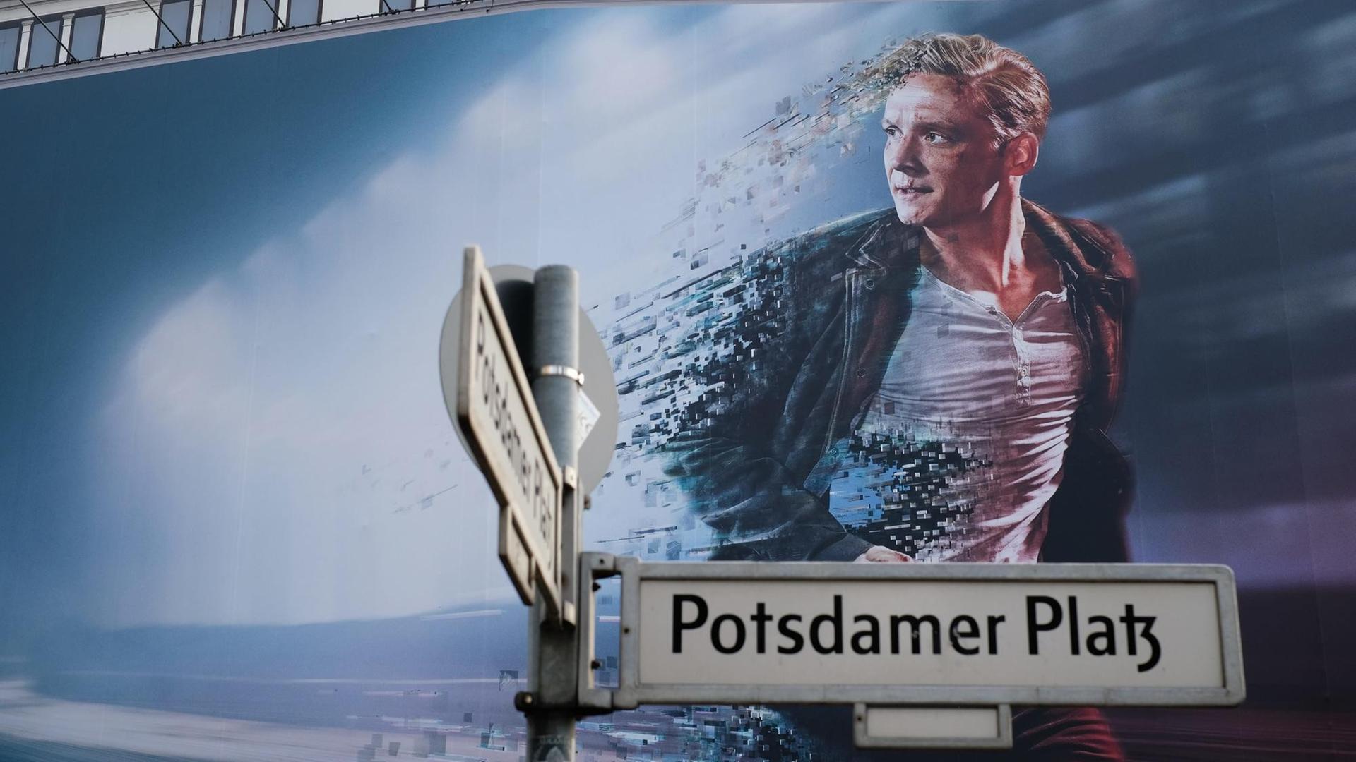 Ein großes Filmplakat wirbt am Potsdamer Platz mit dem Schauspieler Matthias Schweighöfer für die Amazon-Serie "you are wanted". Foto: M. C. Hurek | Verwendung weltweit