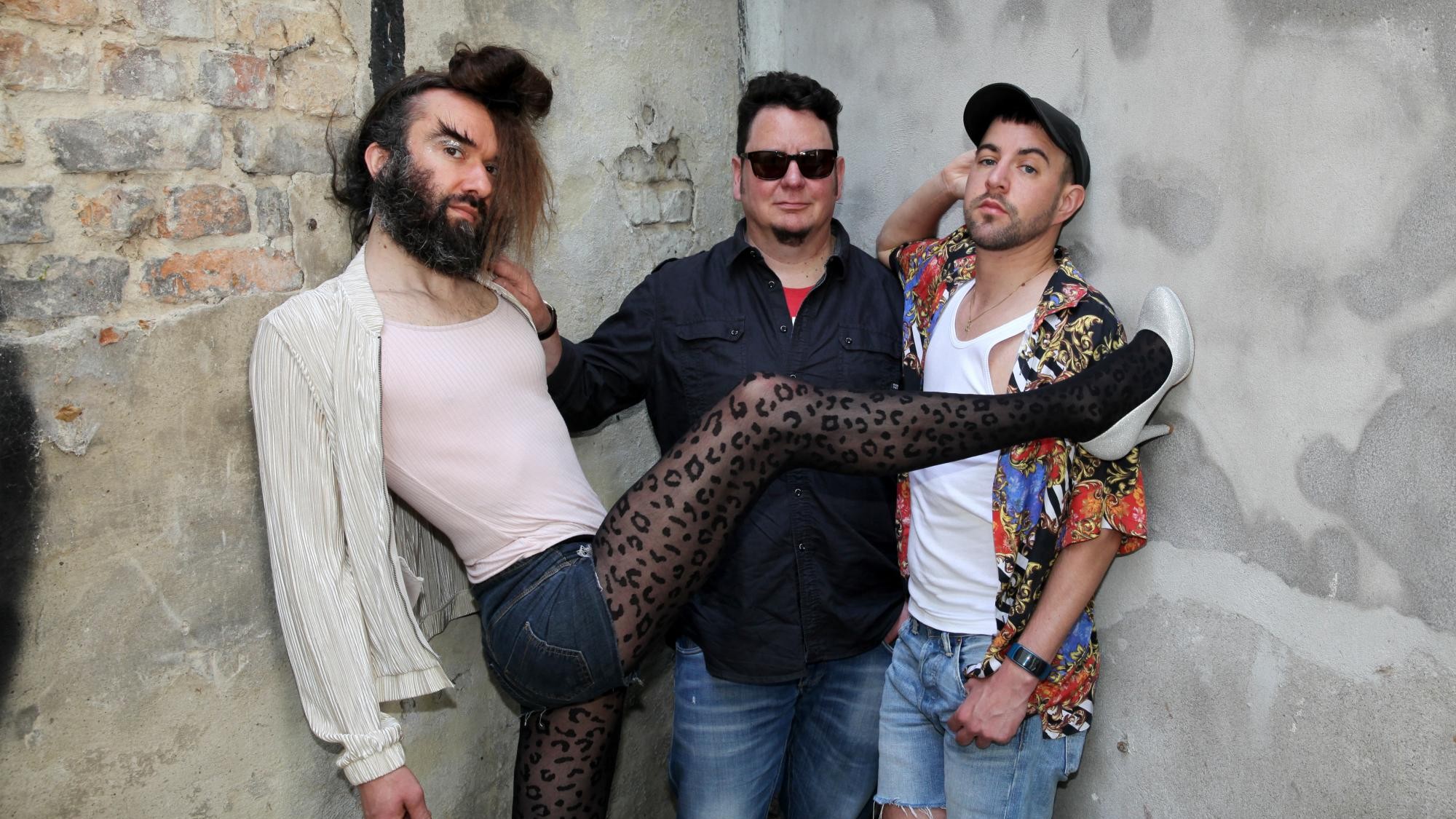 Welche Revolution kann mit Testosteronspritzen angezettelt werden? Hans Unstern, Orlando de Boeykens, Tucké Royale (v.l.n.r.). Welche Revolution kann mit Testosteronspritzen angezettelt werden? Hans Unstern, Orlando de Boeykens, Tucké Royale (v.l.n.r.).