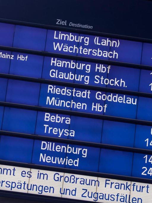 Anzeigetafel am Bahnhof Frankfurt zeigt Verspätungen an