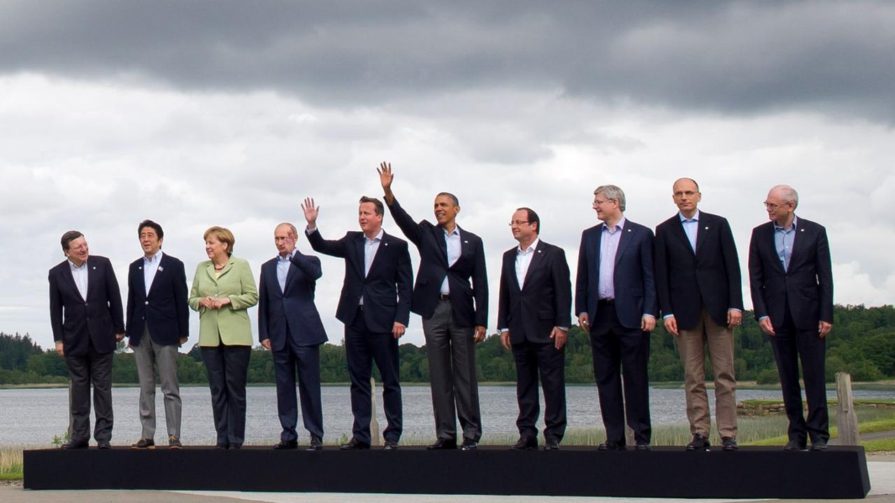 Dunkle Wolken über Lough Erne: Die Teilnehmer des G8 Gipfeltreffens, EU-Kommissionspräsident Jose Manuel Barroso (l-r), der japanische Ministerpräsident Shinzo Abe, Bundeskanzlerin Angela Merkel (CDU), der russische Präsident Wladimir Putin, der britische