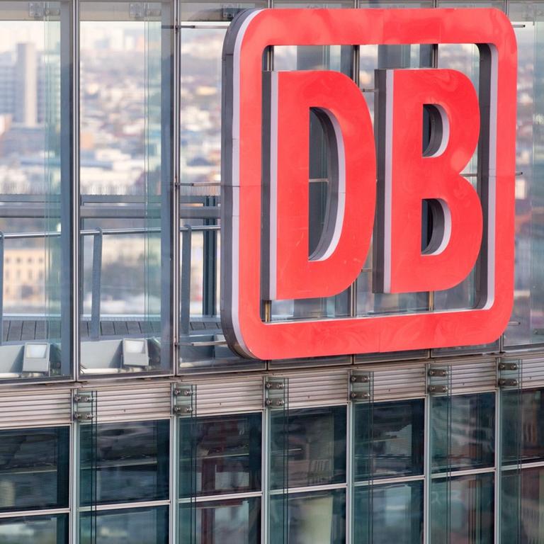 Der Deutsche-Bahn-Tower in Berlin mit dem DB-Logo in rot