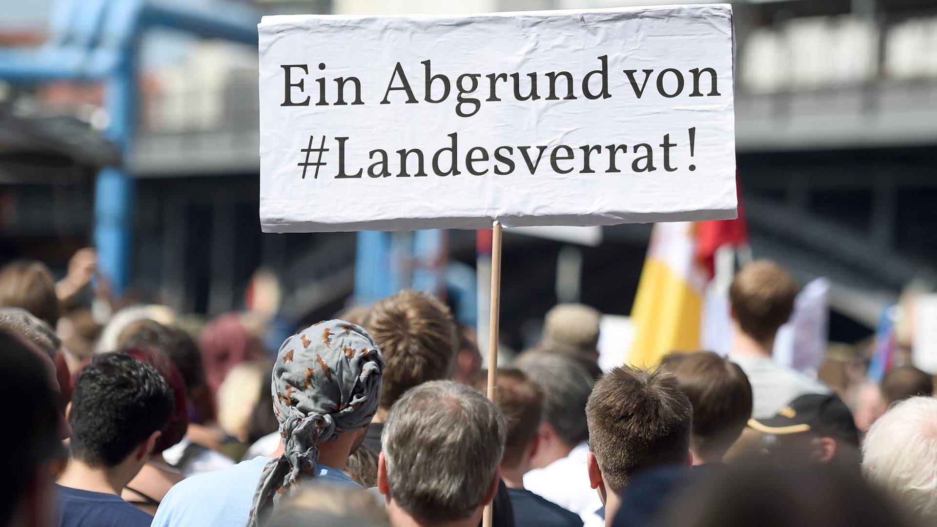 Demonstranten zeigen am 01.08.2015 in Berlin bei der Demonstration von Internetaktivisten für Pressefreiheit im Zusammenhang mit dem Vorwurf des Landesverrats der Journalisten des Bloggs netzpolitik.org ein Schild mit der Aufschrift "Ein Abgrund von #Landesverrat!". Demonstranten zeigen am 01.08.2015 in Berlin bei der Demonstration von Internetaktivisten für Pressefreiheit im Zusammenhang mit dem Vorwurf des Landesverrats der Journalisten des Bloggs netzpolitik.org ein Schild mit der Aufschrift "Ein Abgrund von #Landesverrat!".