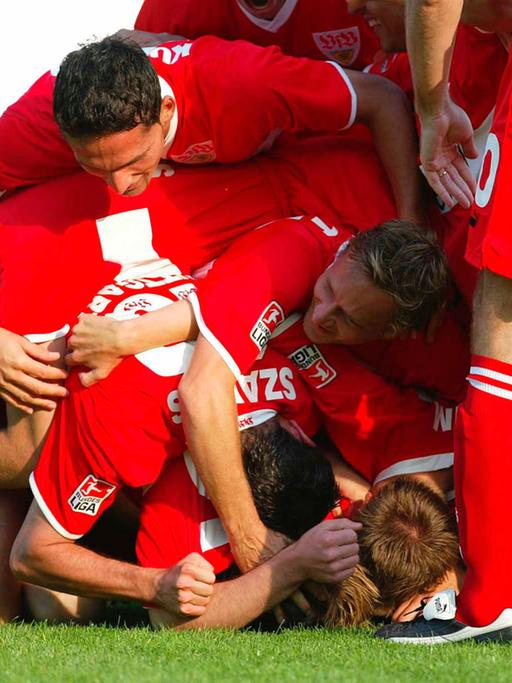 Fußballteam freut sich über ein Tor