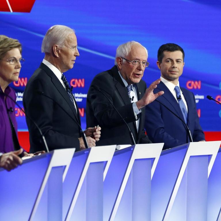 Die demokratischen Bewerber um die Präsidentschaftskandidatur - Tom Steyer, Elizabeth Warren, Joe Biden, Bernie Sanders, Pete Buttigieg und Amy Klobuchar - nehmen an der letzten Fernsehdebatte der Demokraten vor Beginn der Vorwahlen teil. 