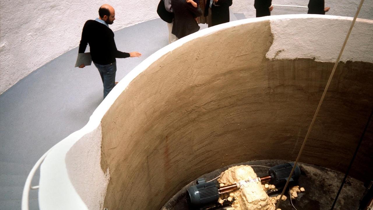In Margarine gelagert dreht sich die Antriebswelle der "Honigpumpe am Arbeitsplatz" von Joseph Beuys auf der documenta 6 in Kassel, 1977.