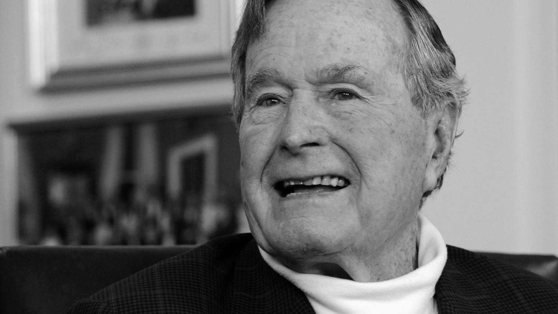Der ehemalige US Präsident George H.W. Bush im Jahr 2012 in seinem Büro.