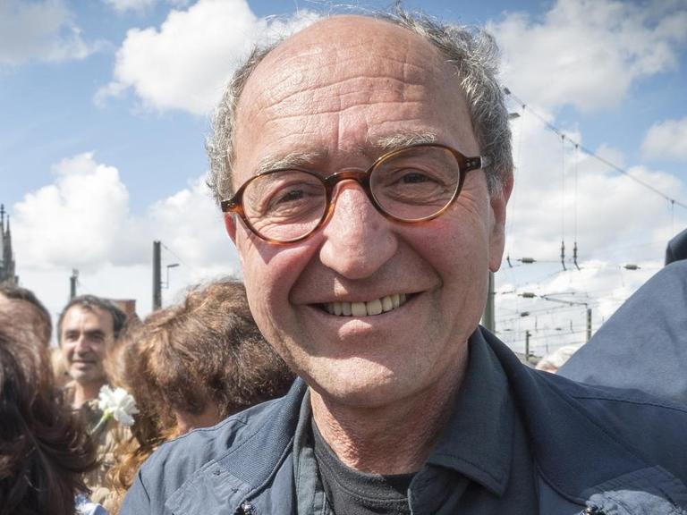 Doğan Akhanlı bei der Einweihung des Denkmals für den Genozid an der armenischen Bevölkerung in Köln.