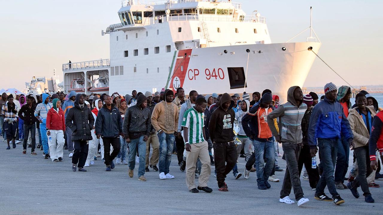 Flüchtlinge kommen auf Sizilien an, nachdem sie von der Küstenwache im Meer aufgegriffen wurden.