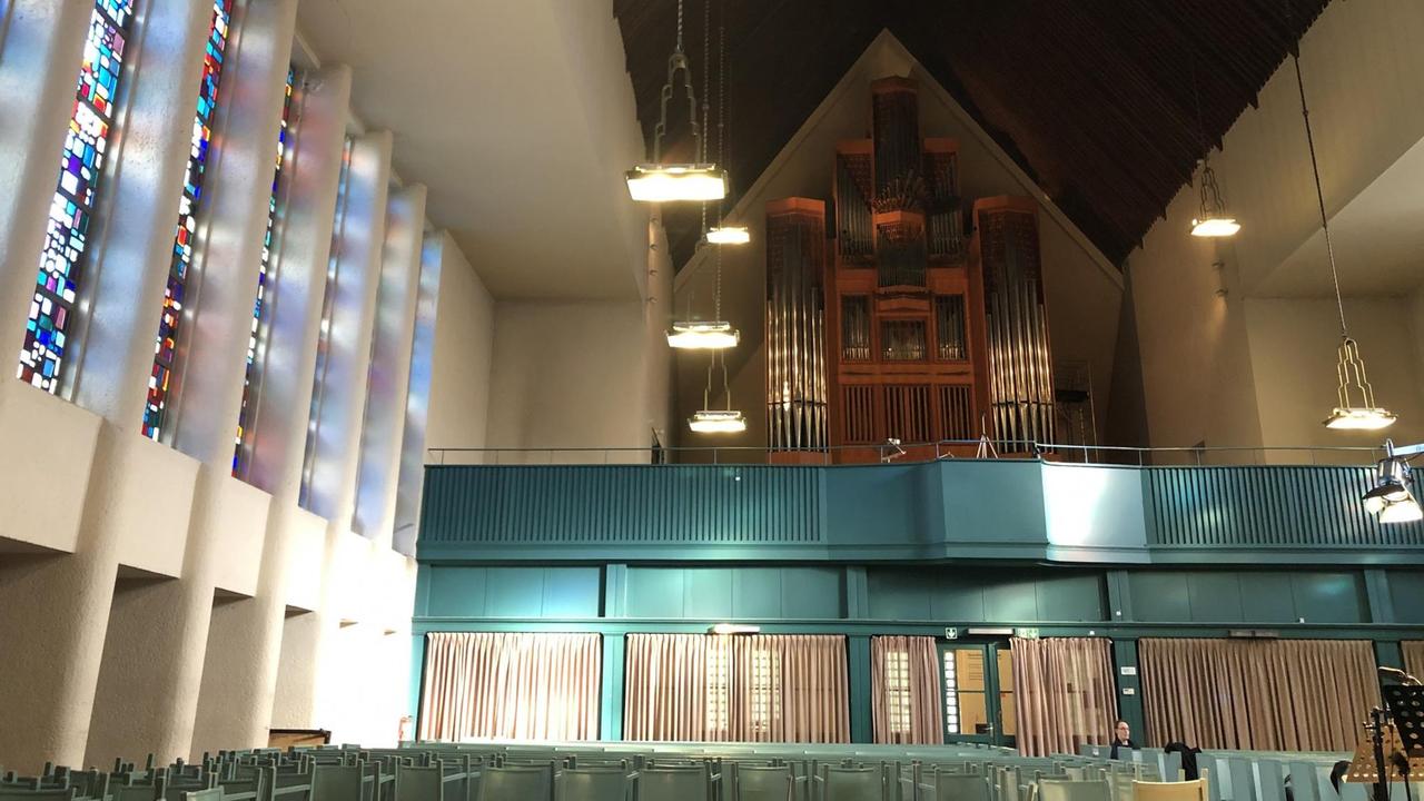 Blick in den hohen, leeren Kirchenraum Richtung Orgel.