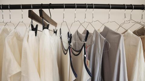 Nahaufnahme von Kleidungsstücken in beige und grau