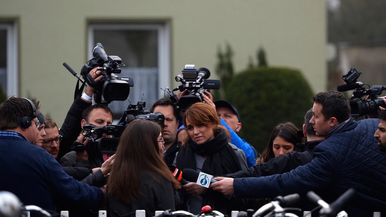 Journalisten interviewen nach dem Absturz der Germanwings-Maschine in Südfrankreich eine Schülerin in Haltern am See