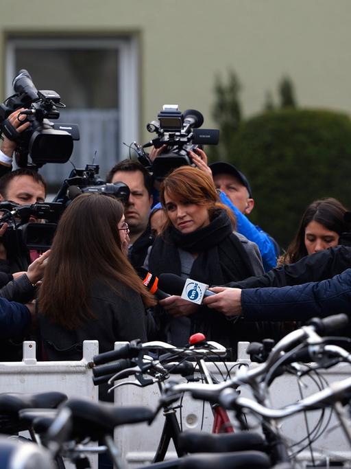 Journalisten interviewen nach dem Absturz der Germanwings-Maschine in Südfrankreich eine Schülerin in Haltern am See