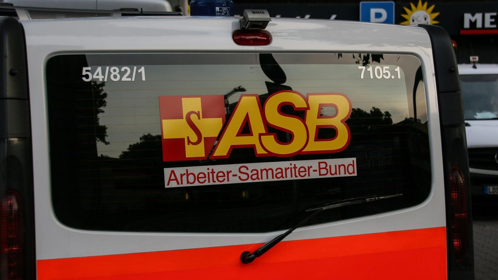 Das Logo des Arbeiter-Samariter-Bundes an einer Autotür.