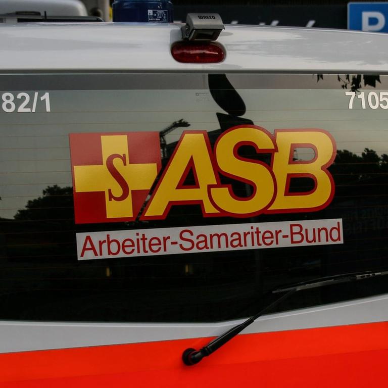 Das Logo des Arbeiter-Samariter-Bundes an einer Autotür.