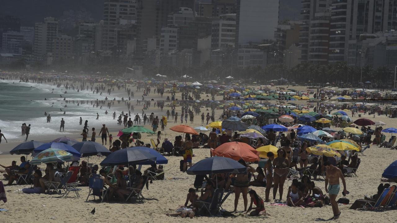 Blick auf den gut gefüllten Strand von Ipanema in Rio