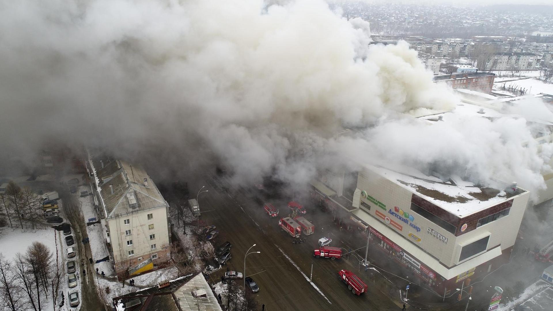 Das Bild zeigt viel Rauch über dem brennenden Einkaufs-Zentrum in Russland. Das Bild zeigt viel Rauch über dem brennenden Einkaufs-Zentrum in Russland.