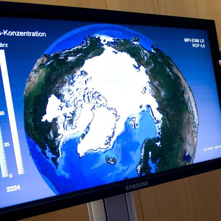 Ein Monitor zeigt die Meereis-Konzentration im Rahmen einer Klimasimulation.