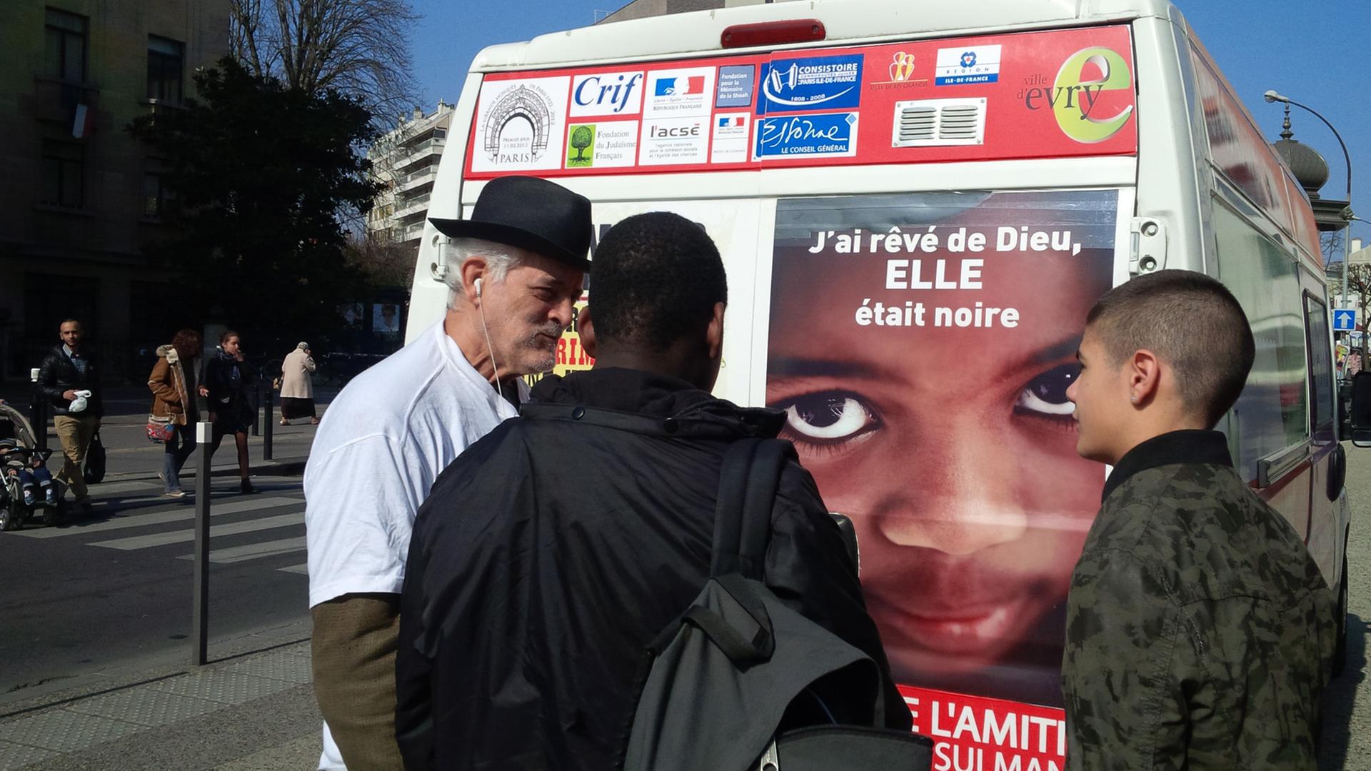Der 72-jjährige Rabbi von Ris-Orangis, Michel Serfaty, vor seinem Bus, mit den er in die Vorstädte von Paris fährt, um mit Muslimen in Dialog zu treten,