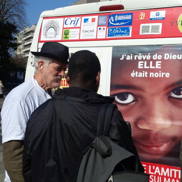 Der 72-jährige Rabbi von Ris-Orangis, Michel Serfaty, vor seinem Bus, mit den er in die Vorstädte von Paris fährt, um mit Muslimen in Dialog zu treten,