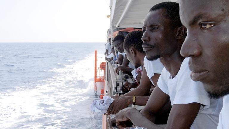 Afrikanische Flüchtlinge auf einem Schiff vor Italien. 