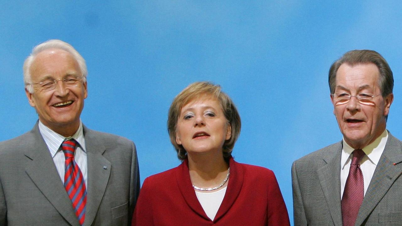 Der CSU-Vorsitzende Edmund Stoiber (l-r), die CDU-Vorsitzende Angela Merkel und der SPD-Vorsitzende Franz Müntefering geben am Freitag (11.11.2005) in Berlin ein Statement im Konrad-Adenauer-Haus. Die Spitzen von Union und SPD hatten kurz zuvor die Koalitionsverahndlungen über eine Große Koalition erfolgreich beendet. Foto: Peer Grimm dpa/lbn +++(c) dpa - Report+++ | Verwendung weltweit