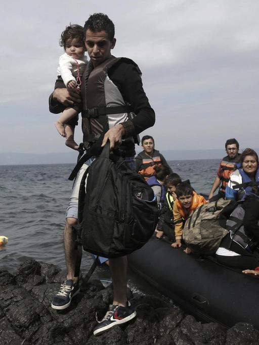 Flüchtlinge in einem Schlachboot erreichen die griechische Insel Lesbos.