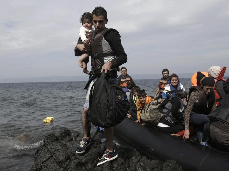 Flüchtlinge in einem Schlachboot erreichen die griechische Insel Lesbos.