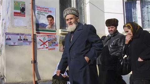 Tschetschenen vor der Wahl in der Hauptstadt Grosny.