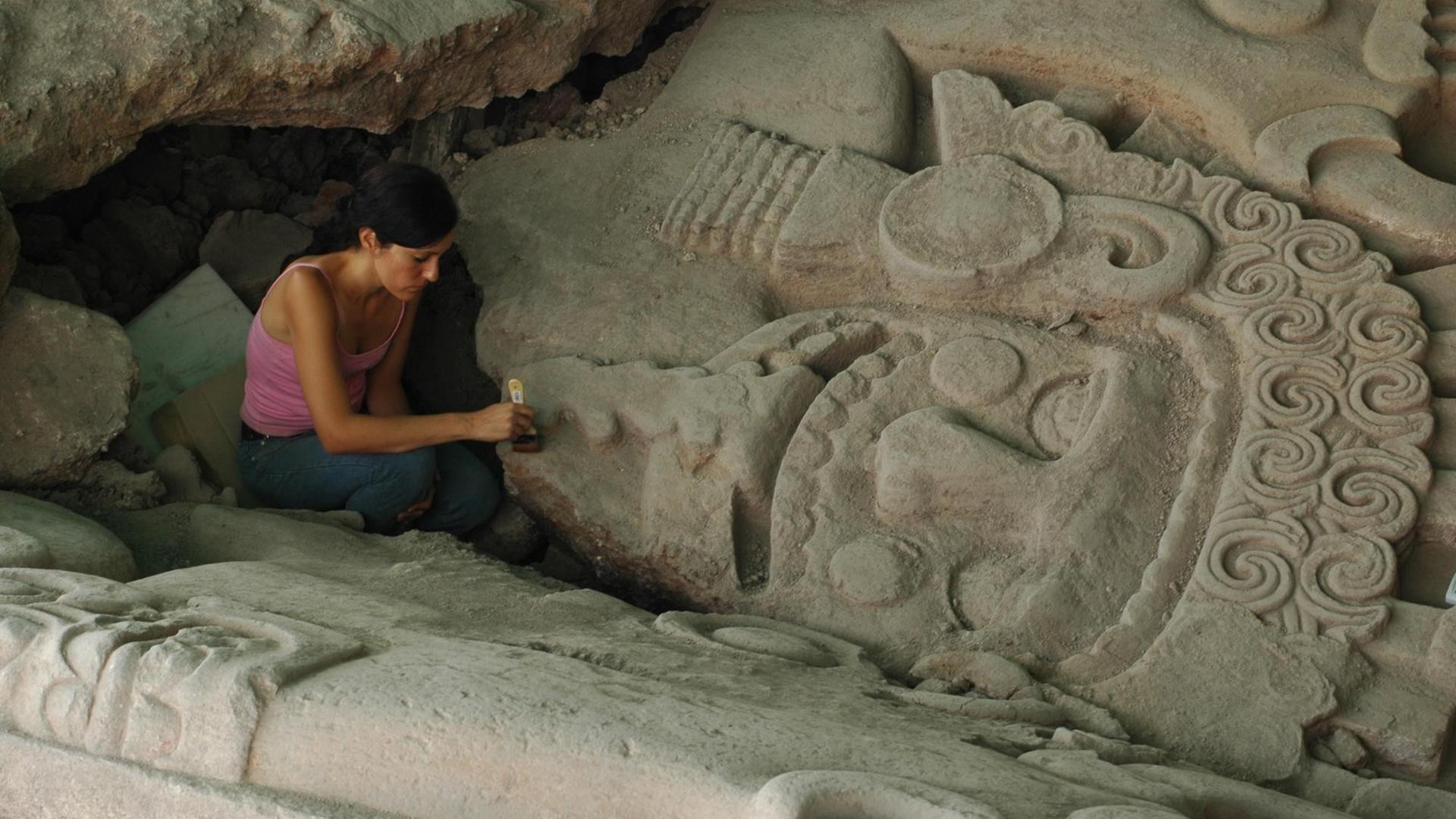 Freilegung der monolithischen Steinskulptur der Göttin Tlaltecuhtli am Fuße des Templo Mayor