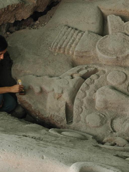 Freilegung der monolithischen Steinskulptur der Göttin Tlaltecuhtli am Fuße des Templo Mayor