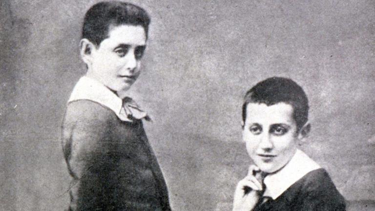 Historische Fotografie vom jungen Marcel Proust und seinem Bruder Robert, um 1885.