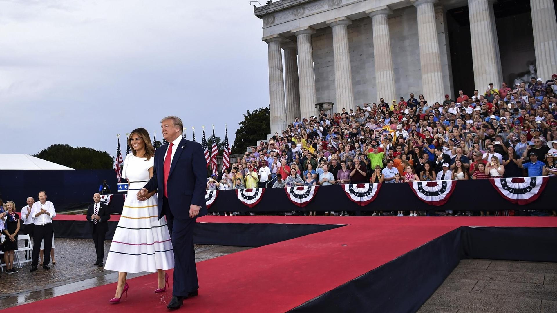 Das Foto zeigt Präsident Trump und seine Frau Melania am 4. Juli 2019.