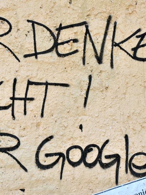 Ein Graffiti auf einer Hauswand in Weimar: "Wir denken nicht! Wir googlen!"