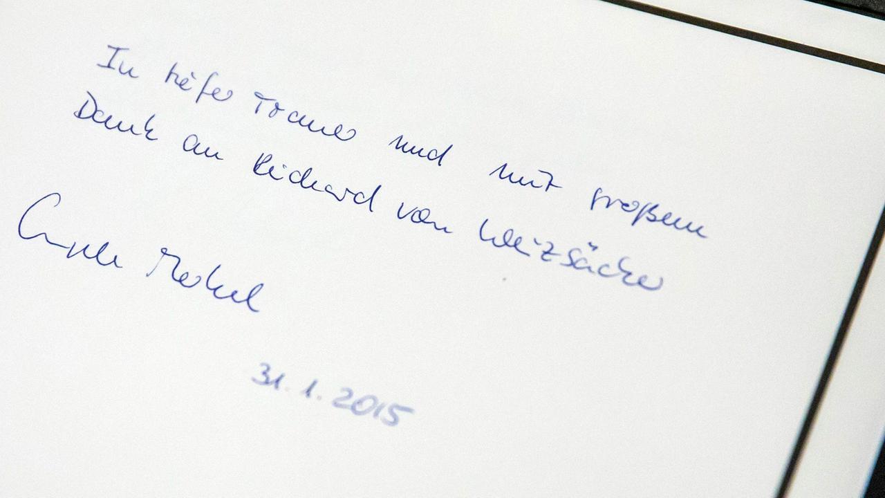 Der Eintrag von Bundeskanzlerin Angela Merkel ins Kondolenzbuch von Alt-Bundespräsident Richard von Weizsäcker
