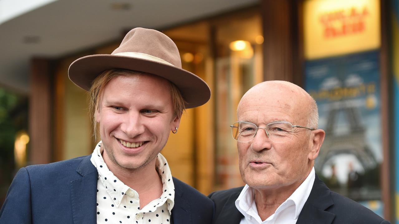 Der Schauspieler Robert Stadlober (l) und Regisseur Volker Schlöndorff am 25.08.2014 bei der Premiere des Films "Diplomatie" im Cinema Paris in Berlin.