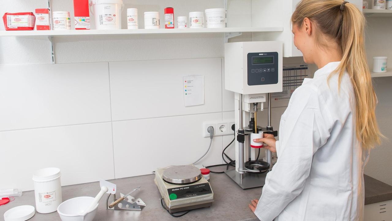 Eine Apothekerin stellt im Labor einer Apotheke in Flensburg Medikamente her.