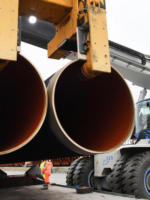 Auf dem Gelände des Hafen Mukran bei Sassnitz (Mecklenburg-Vorpommern) auf der Insel Rügen werden Stahlrohre für die Ostsee-Gaspipeline Nord Stream 2 angeliefert.