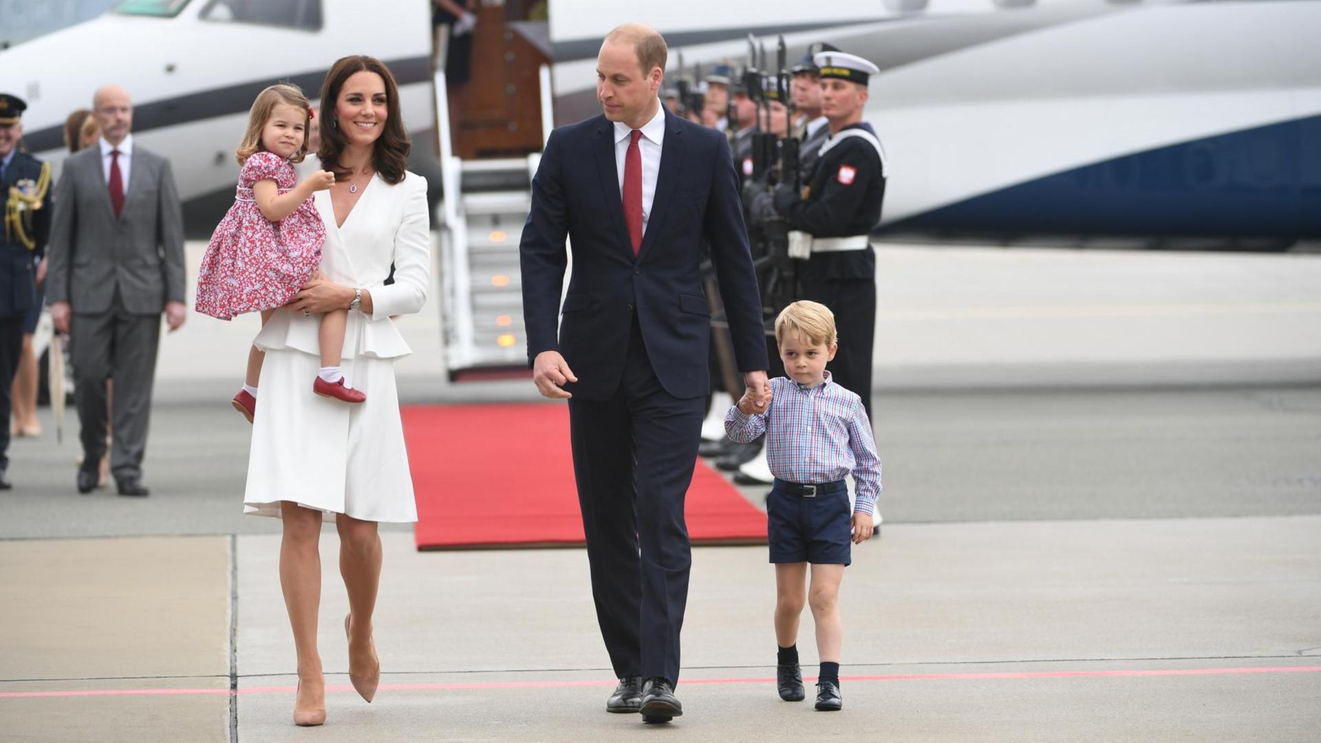 Prinz William und Herzogin Kate mit ihren Kindern George und Charlotte bei ihrer Ankunft in Polen.
