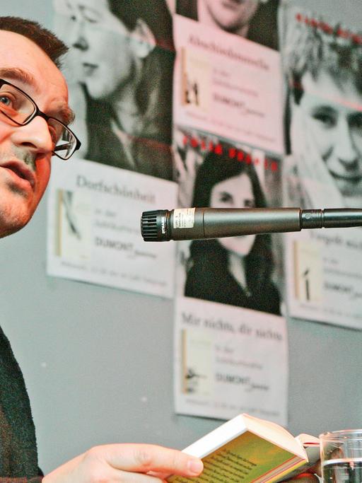 Der deutsche Autor Jan Koneffke bei einer Lesung; Aufnahme vom März 2006