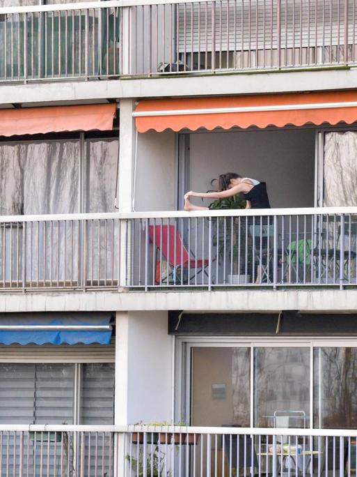 Eine Frau treibt auf ihrem Balkon Sport, weil Sport ausserhalb der eigenen vier Wände durch Corona schwierig geworden ist.